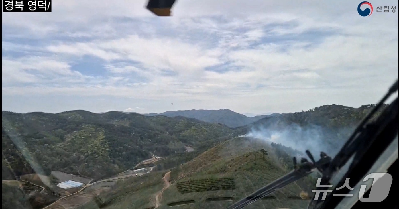 19일 오전 10시 35분쯤 경북 영양군 수비면 오기리 야산에서 불이 나 진화헬기로 불을 끄고 있다.(산림청 제공. 재판매 및 DB 금지)2026.4.19/뉴스1