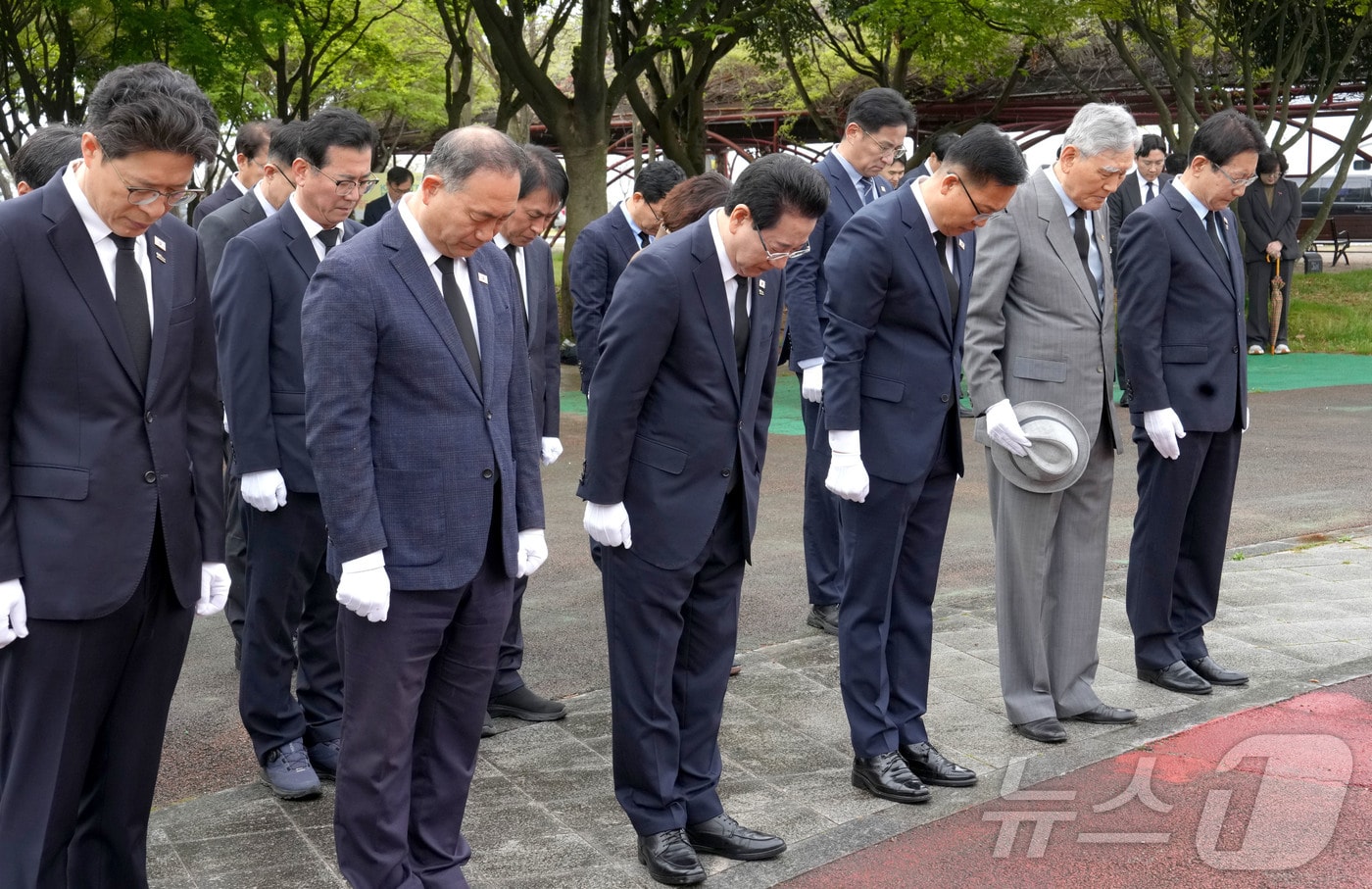 김영록 전라남도지사가 제66주년 4·19혁명 기념일인 19일 오전 목포시 상동 달맞이공원 4·19민주혁명 기념비를 찾아 민주주의와 정의를 위해 독재정권에 맞선 민주열사를 추모, 참배하고 있다.(전남도 제공. 재판매 및 DB금지) 2026.4.19 ⓒ 뉴스1