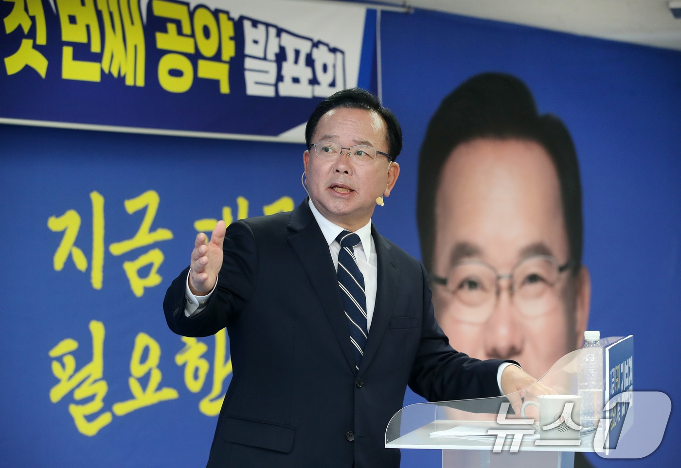 김부겸 더불어민주당 대구시장 예비후보가 19일 오후 대구 달서구 선거사무소에서 6·3 지방선거 첫 번째 공약을 발표하고 있다. (사진은 기사 내용과 무관함) 2026.4.19 ⓒ 뉴스1 공정식 기자