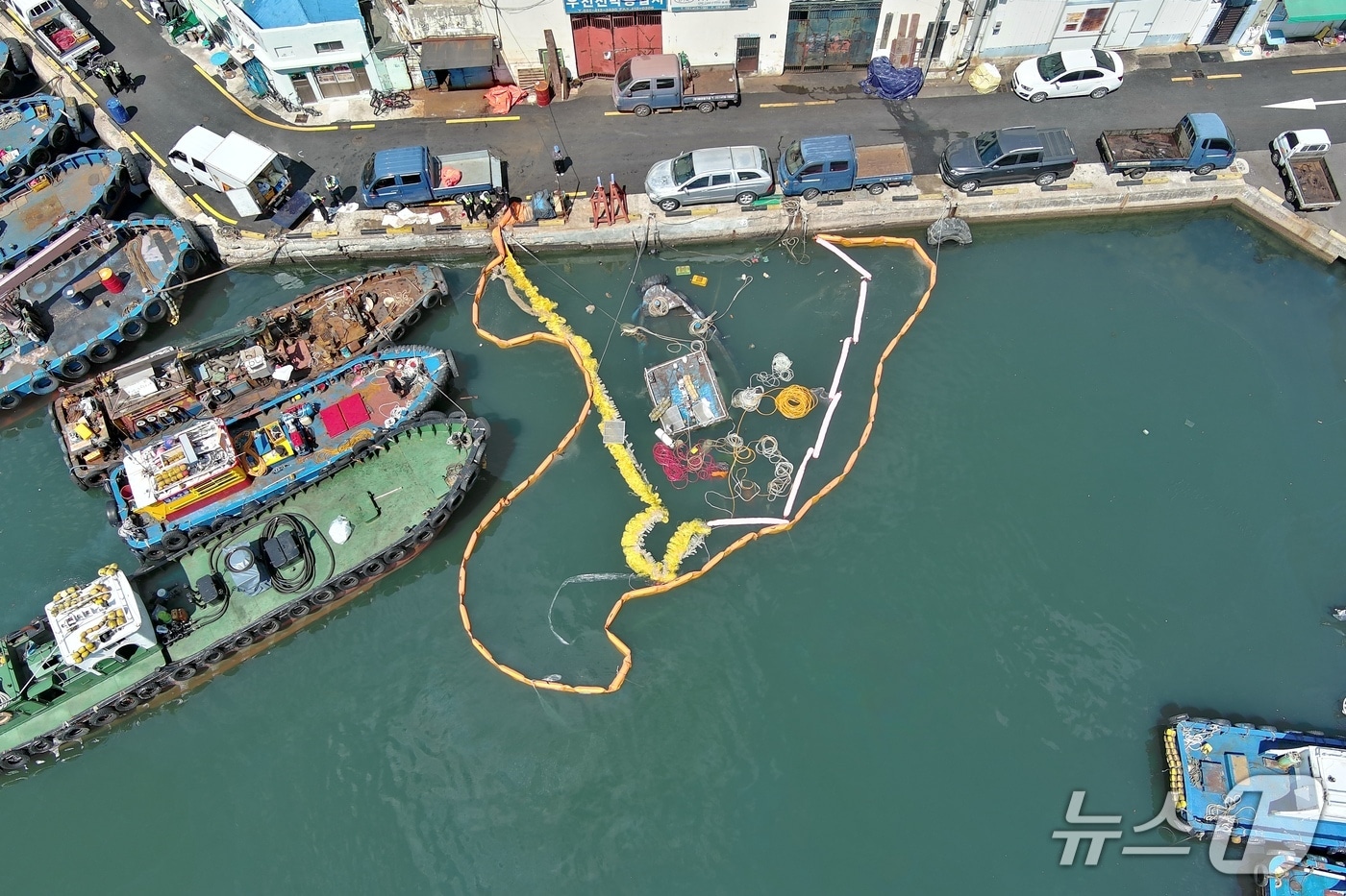 19일 부산 영도구 굴항 기름 유출 현장. (부산 해경 제공. 재판매 및 DB금지)