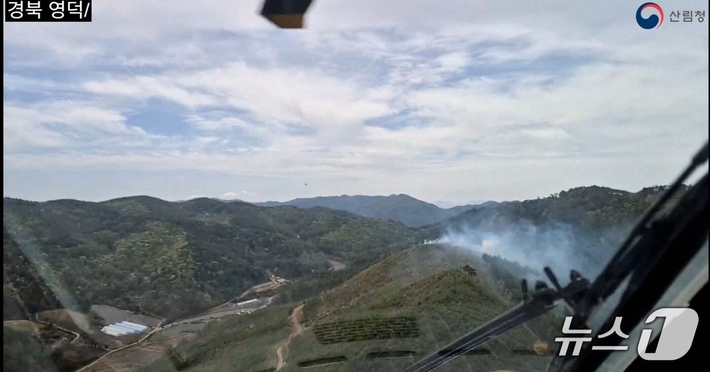 19일 오전 10시 35분쯤 경북 영양군 수비면 오기리 야산에서 불이 나 진화헬기로 불을 끄고 있다.(산림청 제공. 재판매 및 DB 금지)2026.4.19/뉴스1