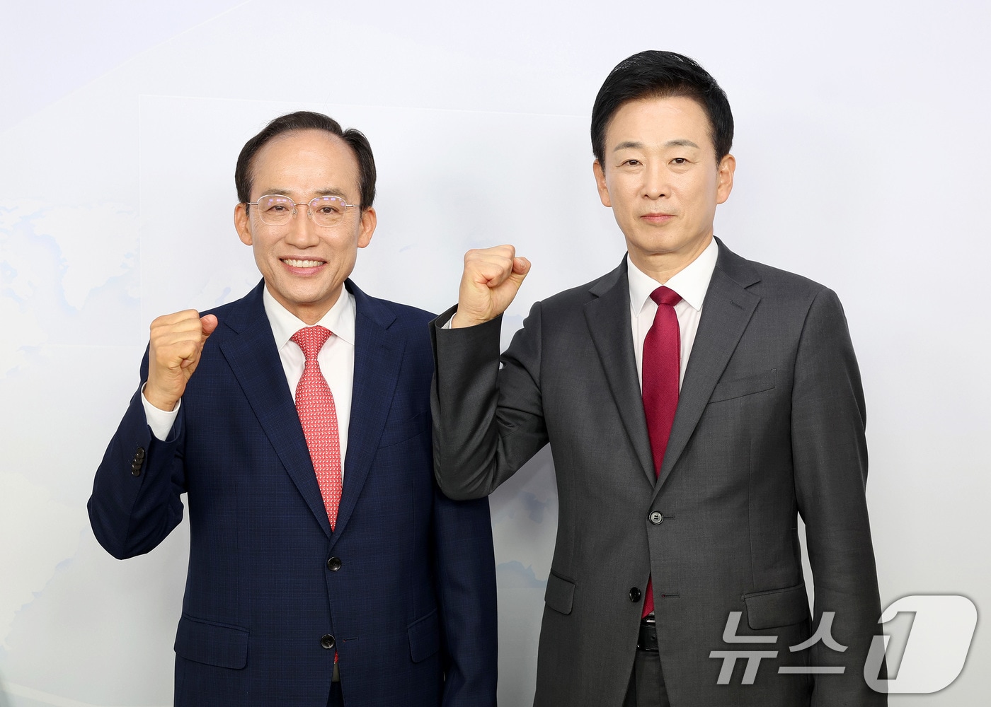 19일 대구 중구 매일신문사 스튜디오에서 열린 '제9회 전국동시지방선거 국민의힘 대구시장 경선 비전토론회'에서 추경호 후보(왼쪽)와 유영하 후보가 본격적인 토론에 앞서 기념 촬영을 하고 있다. 2026.4.19 ⓒ 뉴스1 공정식 기자