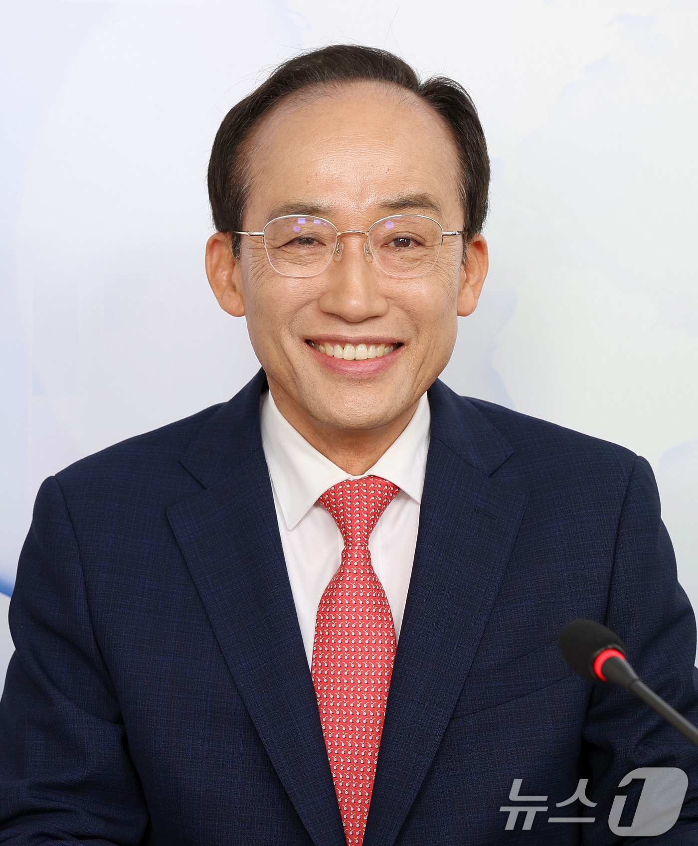 19일 대구 중구 매일신문사 스튜디오에서 열린 '제9회 전국동시지방선거 국민의힘 대구시장 경선 비전토론회'에서 추경호 후보가 포즈를 취하고 있다. 2026.4.19 ⓒ 뉴스1 공정식 기자