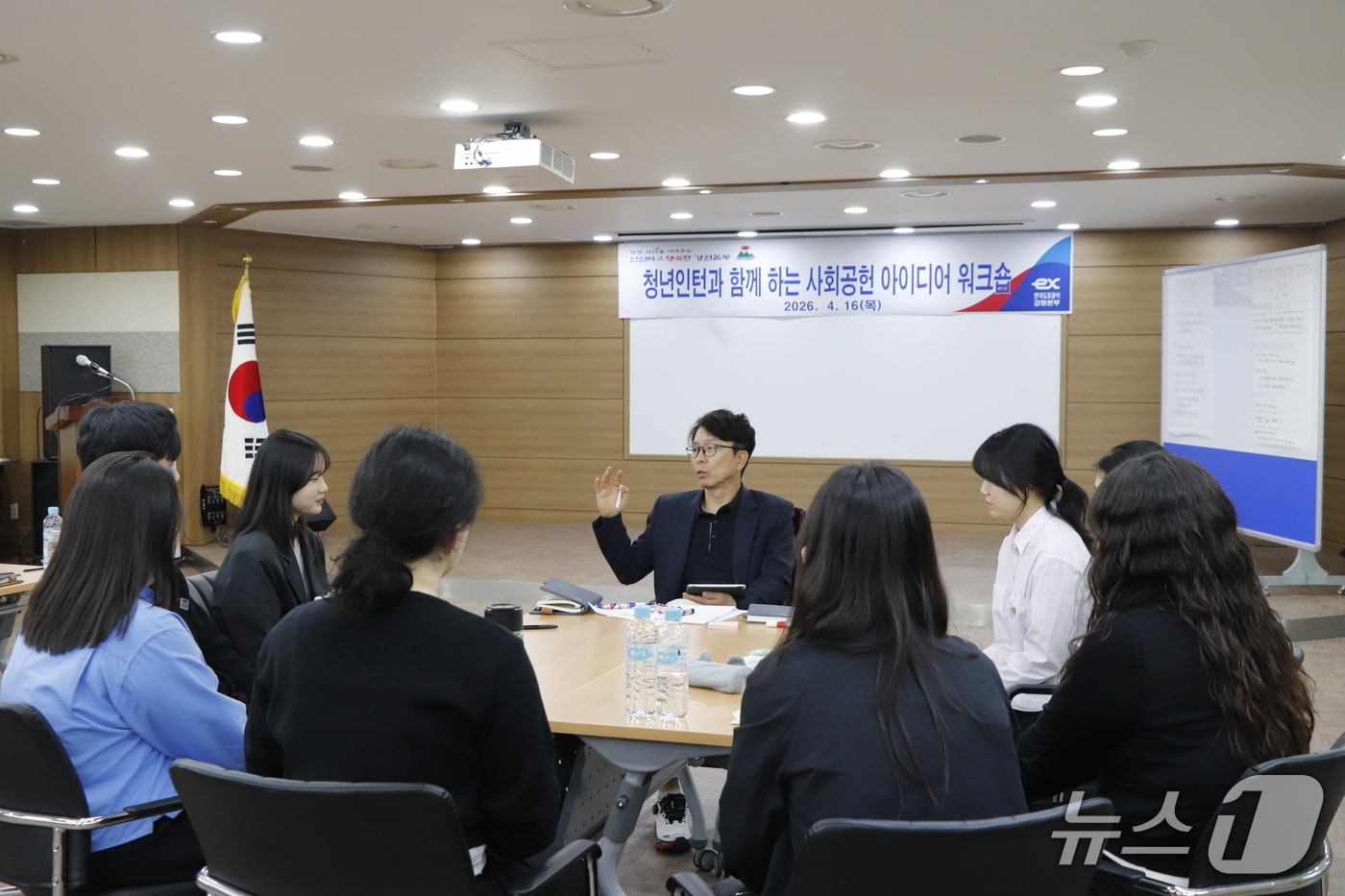 강종호 한국도로공사 강원본부장이 지난 16일 청년인턴들과 함께 지역사회와의 상생을 위한 '사회공헌 아이디어 워크숍'과 '기관장과의 대화' 일정을 소화했다. (한국도로공사 강원본부 제공. 재판매 및 DB금지) 2026.4.19/뉴스1