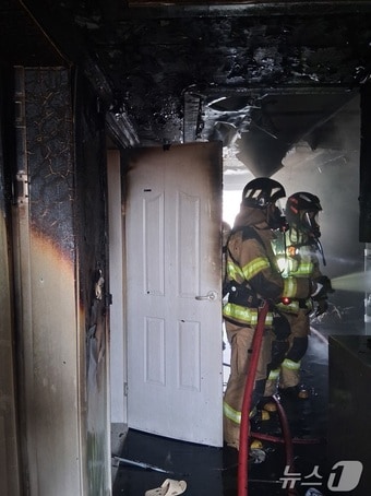 19일 전남 영광군 영광읍 한 아파트에서 불이 나 진화 중이다.(전남소방본부 제공. 재배포 및 DB 금지)
