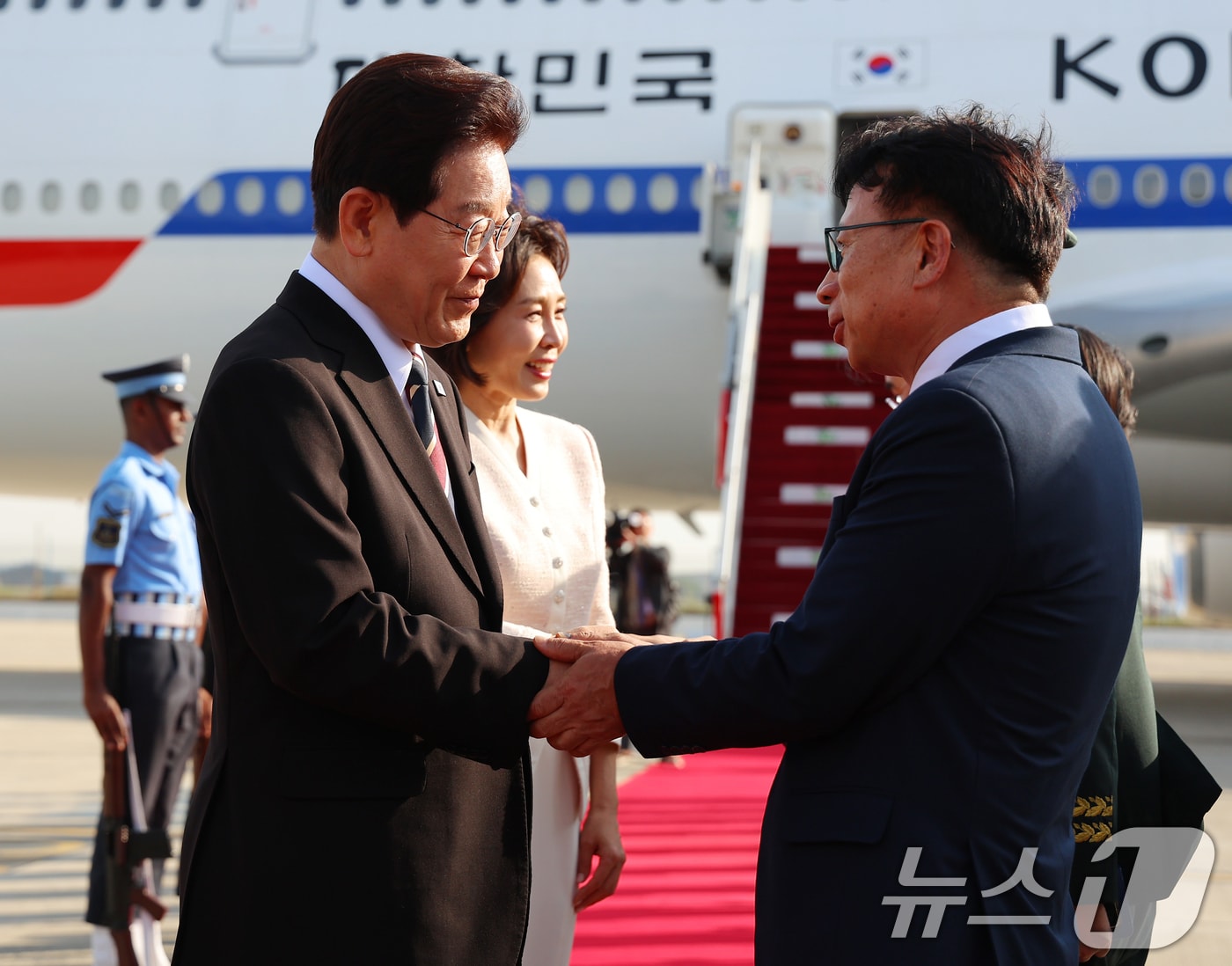 인도 국빈 방문에 나선 이재명 대통령이 19일 뉴델리 팔람공항에서 환영객과 인사하고 있다. 2026.4.19 ⓒ 뉴스1 이재명 기자