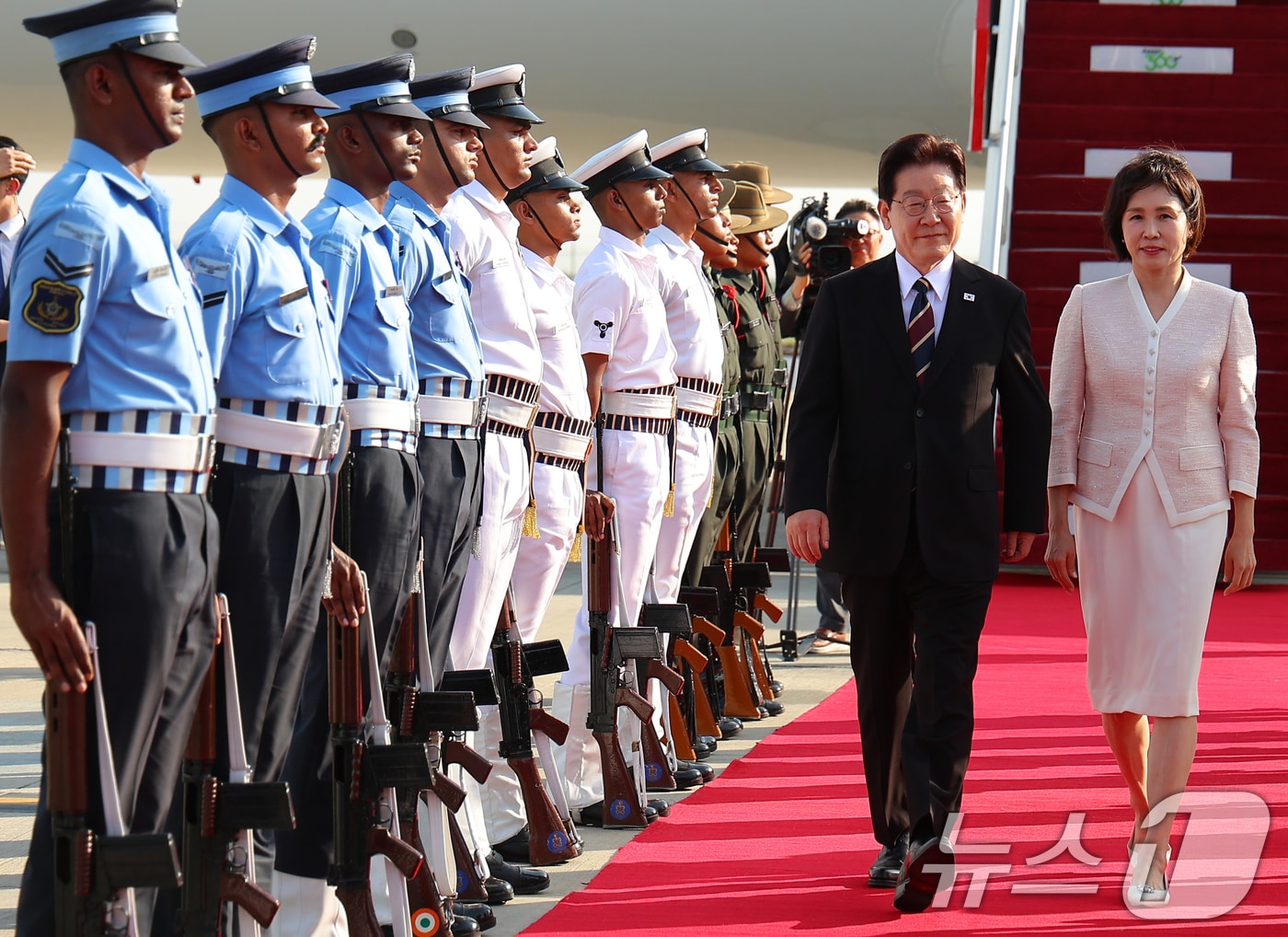 인도 국빈 방문에 나선 이재명 대통령과 김혜경 여사가 19일 뉴델리 팔람공항에 도착한 공군 1호기에서 내려 이동하고 있다. 2026.4.19 ⓒ 뉴스1 이재명 기자