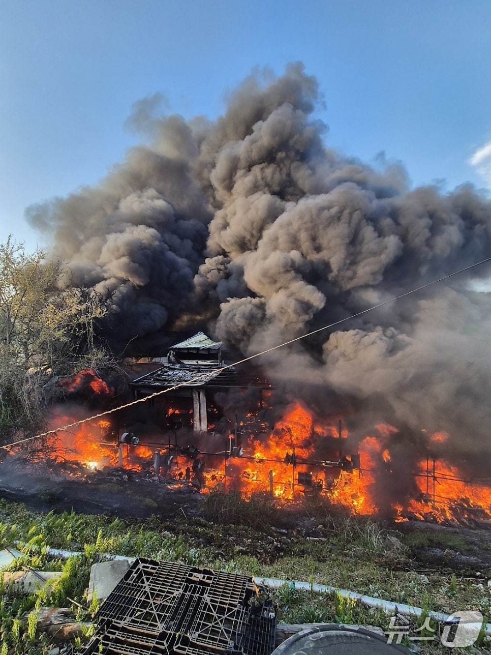  논산 연산면 자동차 공업사 화재 현장. (논산소방서 제공, 재판매 및 DB금지) / 뉴스1
