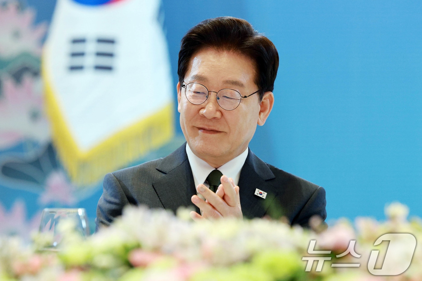 인도를 국빈 방문 중인 이재명 대통령이 19일 뉴델리의 한 호텔에서 열린 동포 만찬 간담회에서 재인도 한인회 총연합회장의 환영사에 박수를 치고 있다. 2026.4.19 ⓒ 뉴스1 이재명 기자