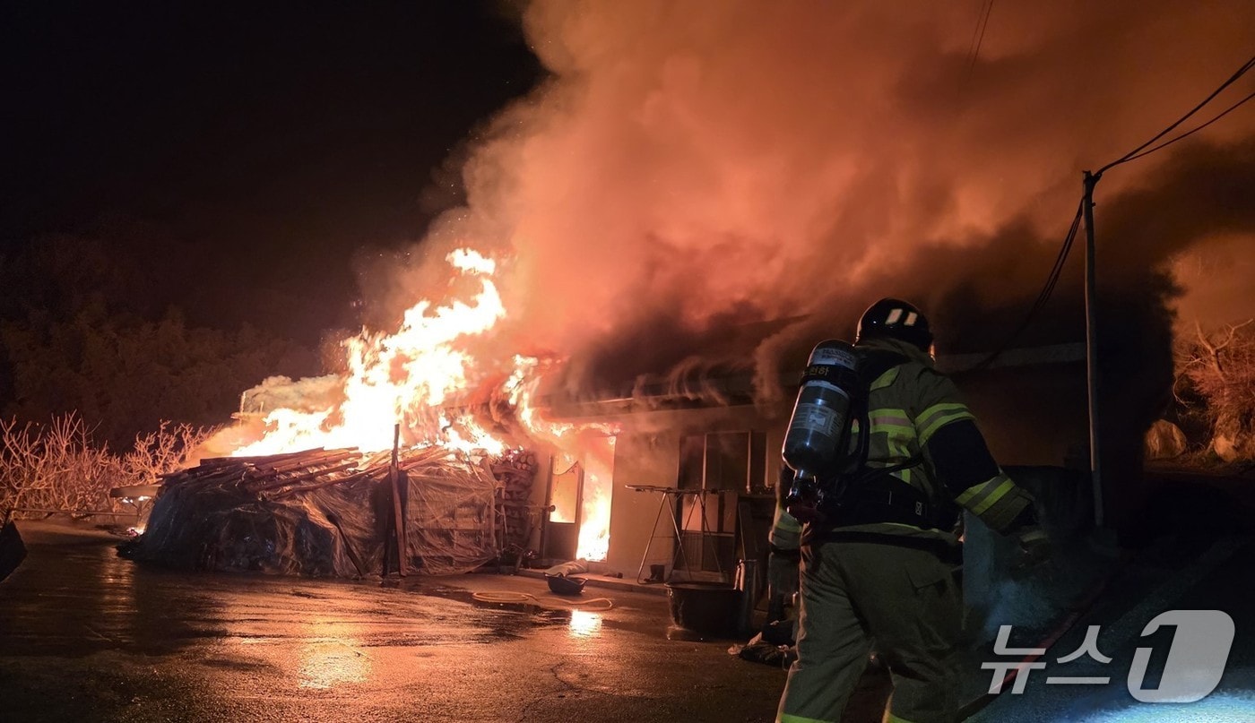 1일 오후 9시 18분쯤 경북 김천시 지례면 신평리 한 단독주택에서 불이나 진화대원들이 불을끄고 있다.(경북소방본부 제공. 재판매 및 DB 금지)2026.4.2/뉴스1