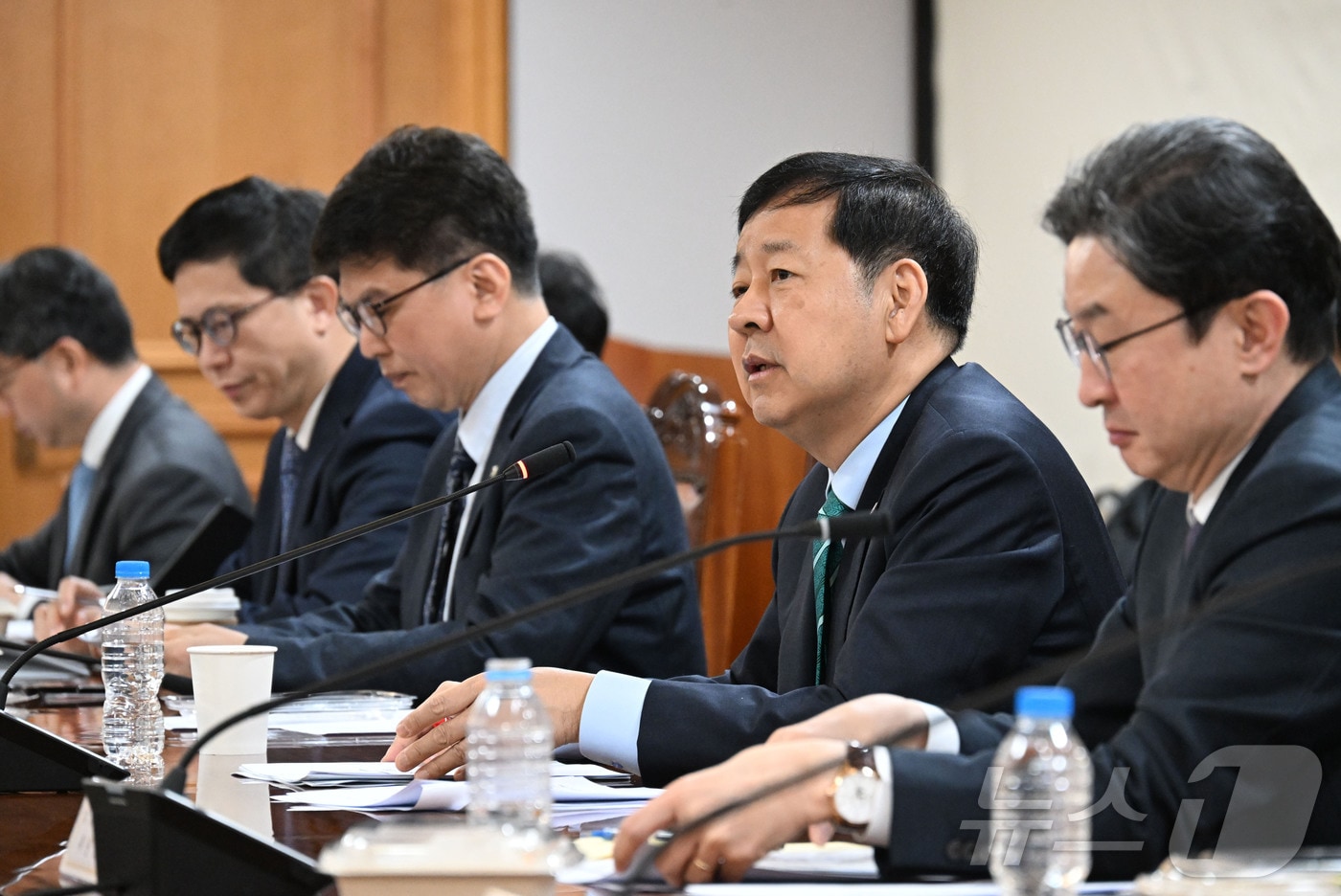 구윤철 부총리 겸 재정경제부 장관이 2일 서울 중구 은행연합회에서 열린 시장상황점검회의를 주재하고 있다. (재정경제부 제공. 재판매 및 DB 금지) 2026.4.2 ⓒ 뉴스1