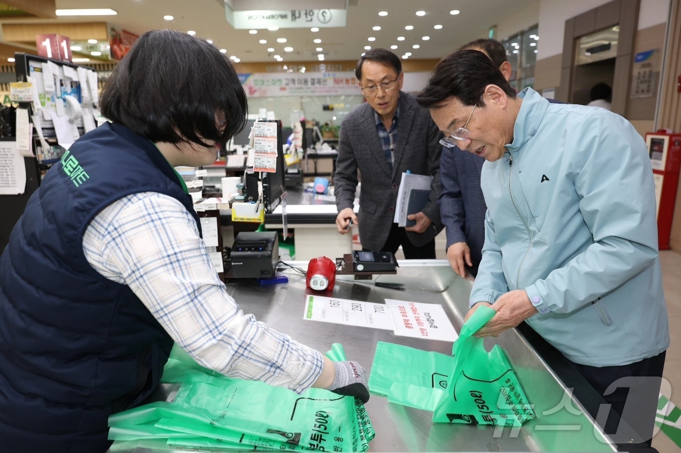 강진원 전남 강진군수가 종량제 봉투 판매 상황을 점검하고 있다.(강진원 제공, 재배포 및 DB 금지) ⓒ 뉴스1