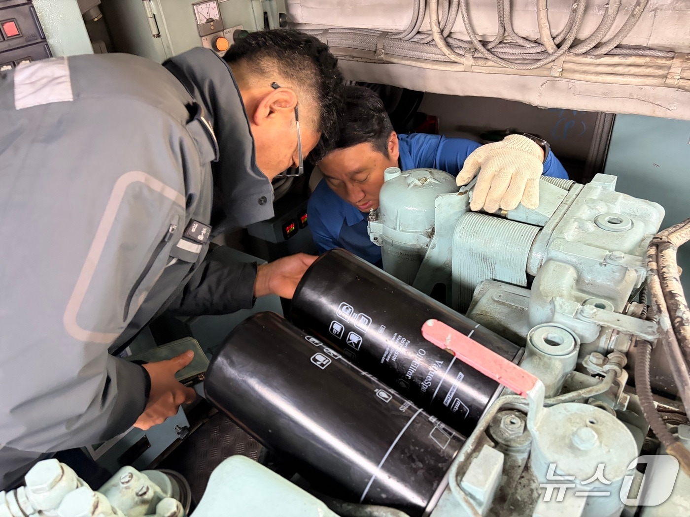 해양경찰들이 경비함정 유류를 점검하는 모습.(울산해경 제공. 재판매 및 DB금지)/뉴스1