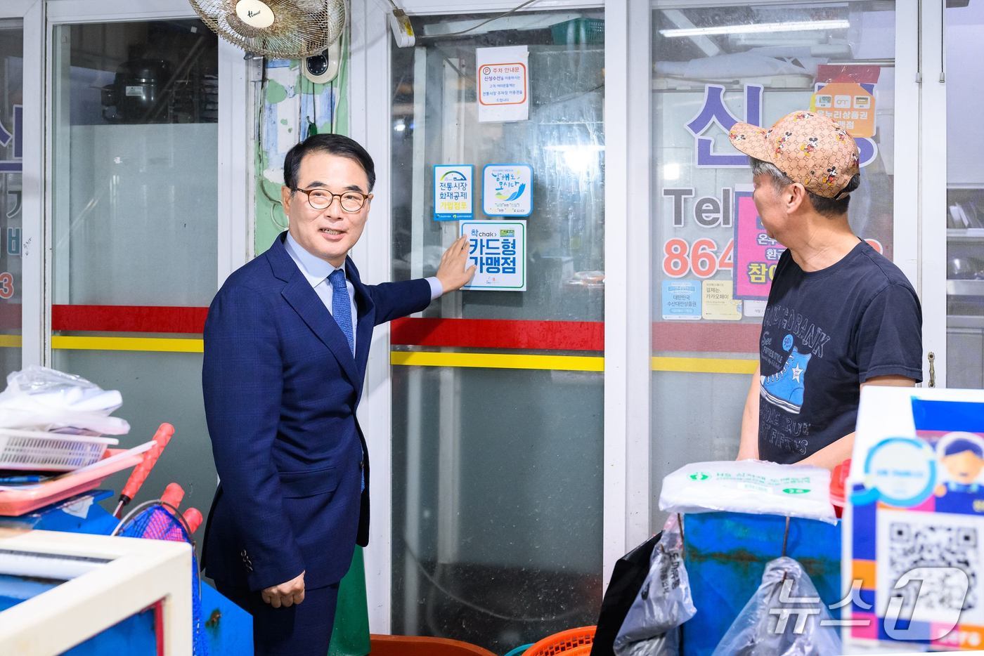 장충남 군수가 1일 남해읍 전통시장에서 상권 분위기를 점검하고 있다(남해군 제공. 재판매 및 DB금지).