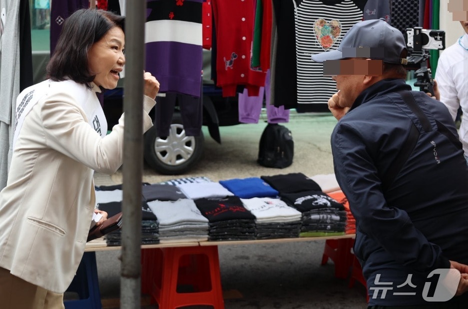  국민의힘 대구시장 후보 경선에서 컷오프됐지만 '대구시장 예비후보 이진숙'이라는 어깨띠를 맨 이진숙 전 방송통신위원장이 지난달 31일 대구 동구 불로시장을 찾아 지지를 호소하고 있는 모습. (SNS 갈무리) ⓒ 뉴스1