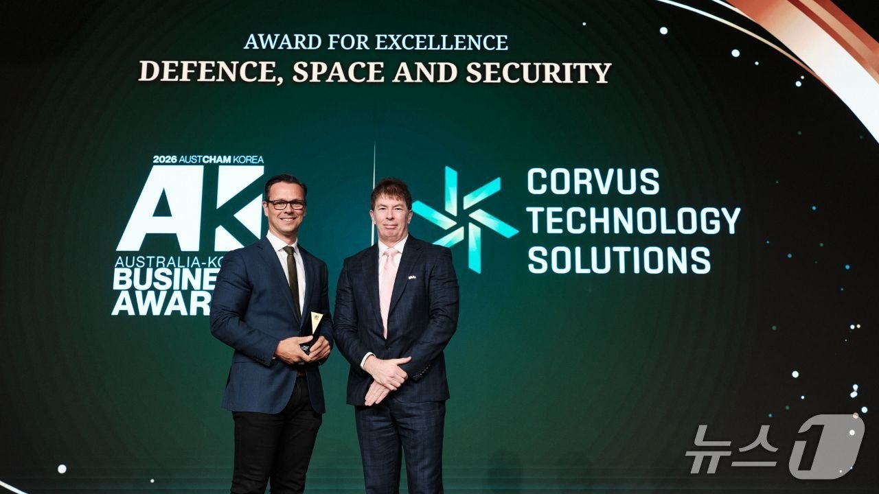 로스 그레고리 주한호주상공회의소 회장(오른쪽)이 닉 윌리엄스 코버스 CEO에게 한국-호주 파트너십 부문 특별 공로상을 수여하고 있다.(한화에어로스페이스 제공)