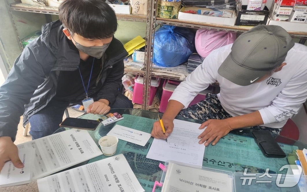 한국수산자원공단 수산자원조사원이 면접조사를 실시하는 모습 (수산자원공단 제공. 재판매 및 DB금지)