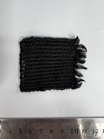 개발된 소재 실물 사진. 머리카락보다 가는 탄소 섬유가 뭉쳐진 형태다. 사진은 소재 약 1.4g의 모습.(UNIST 제공. 재판매 및 DB금지)/뉴스1