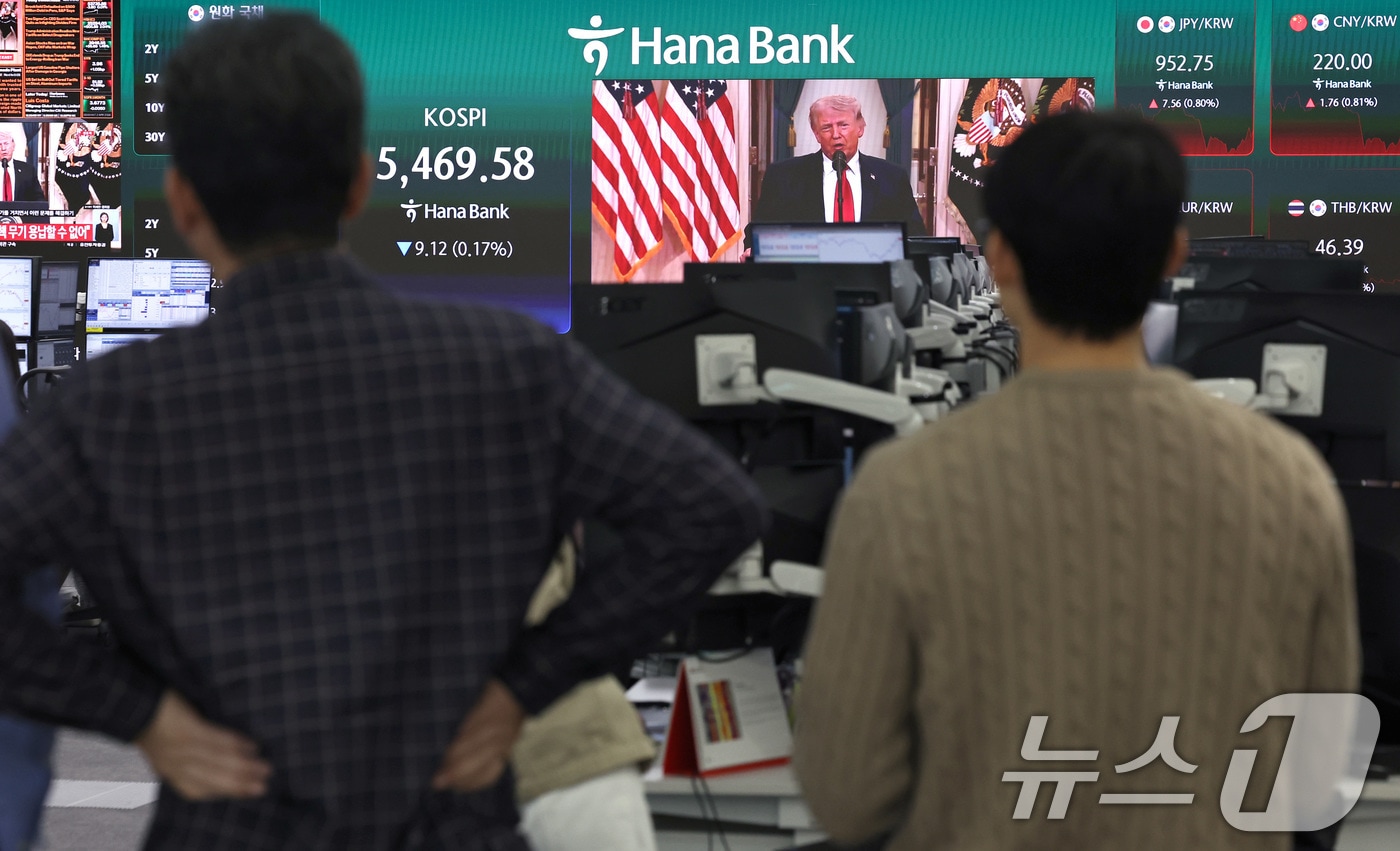 2일 오전 서울 중구 하나은행 딜링룸에서 직원들이 도널드 트럼프 미국 대통령의 이란 관련 대국민 연설 생중계를 시청하고 있다. 2026.4.2 ⓒ 뉴스1 구윤성 기자