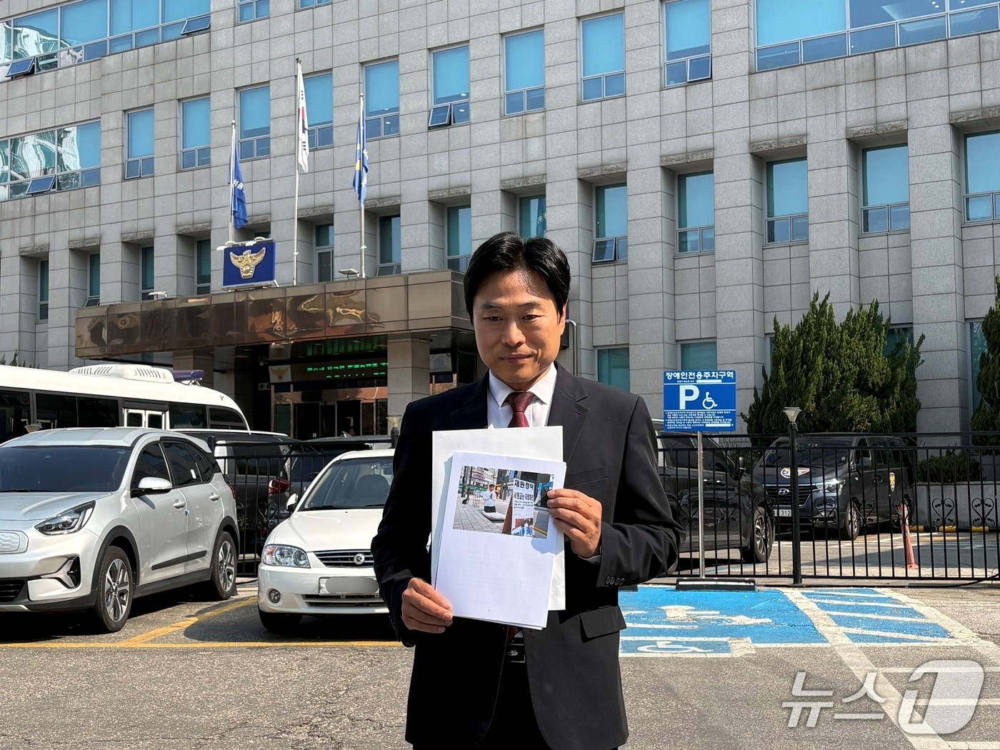 이종배 전 서울시의원이 서영교 더불어민주당 의원의 전 보좌진으로부터 명예훼손 혐의로 고발당한 것과 관련 2일 오전 서울 동대문경찰서에서 경찰 조사를 받았다. ⓒ 뉴스1