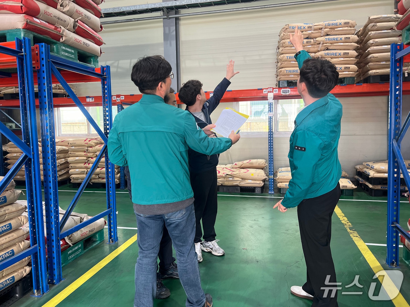 광주 광산구 관계자가 산업단지 내 화재 취약 위반 건축물 점검하고 있다. (광산구 제공. 재판매 및 DB 금지)