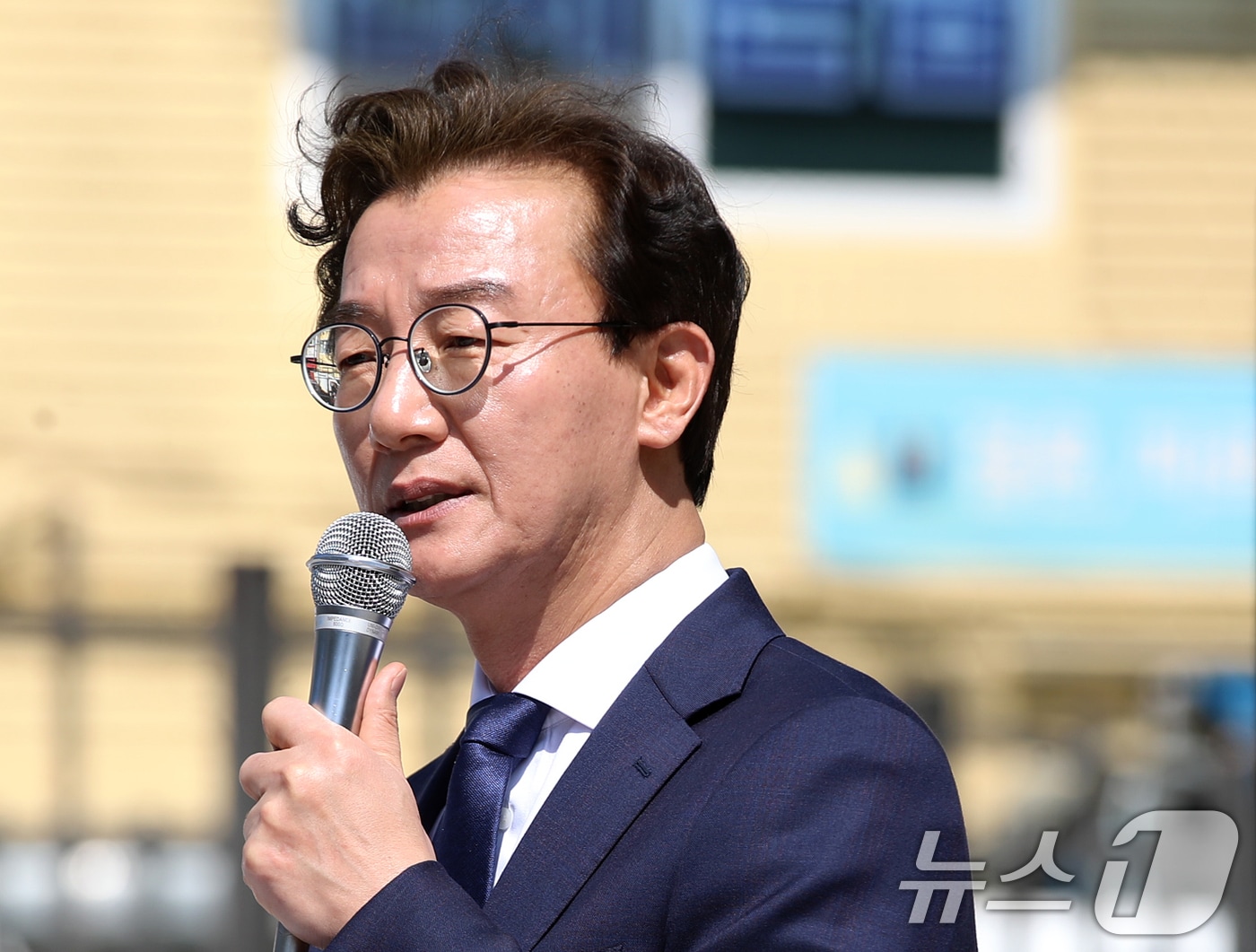 전재수 더불어민주당 의원이 지난 2일 부산 동구 해양수산부 청사 앞에서 기자회견을 열고 6·3 지방선거 부산시장 출마를 공식 선언하고 있다. 2026.4.2 ⓒ 뉴스1 윤일지 기자