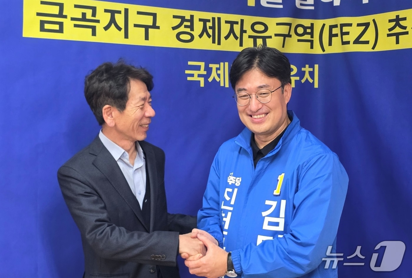 김명식 더불어민주당 진천군수 예비후보가 박재국 정책자문위원장(전 진천부군수)과 악수하고 있다.(김명식 예비후보 캠프 제공. 재판매 및 DB금지)