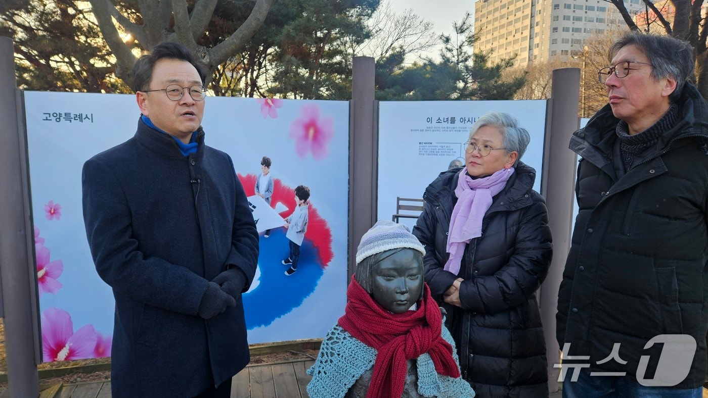 민경선 후보가 소녀상 작가 김운성, 김서경씨와 소녀상을 둘러보고 있다. (민경선 예비후보 제공, 재판매 및 DB금지)