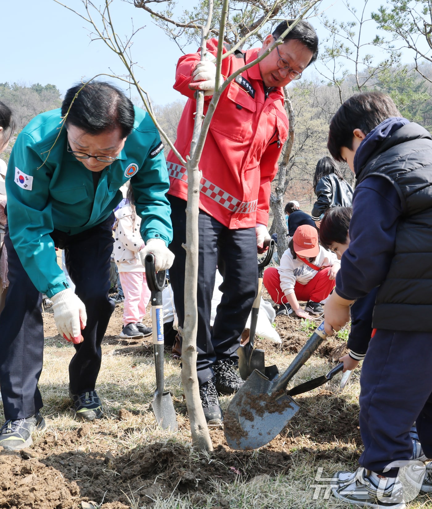 제81회 식목일을 앞둔 2일 대전 대덕구 장동문화공원 일원에서 진행된 나무심기 행사에서 이장우 대전시장, 조원휘 대전시의장이 장동초등학교 어린이들과 함께 나무를 심고 있다. 2026.4.2 ⓒ 뉴스1 김기태 기자