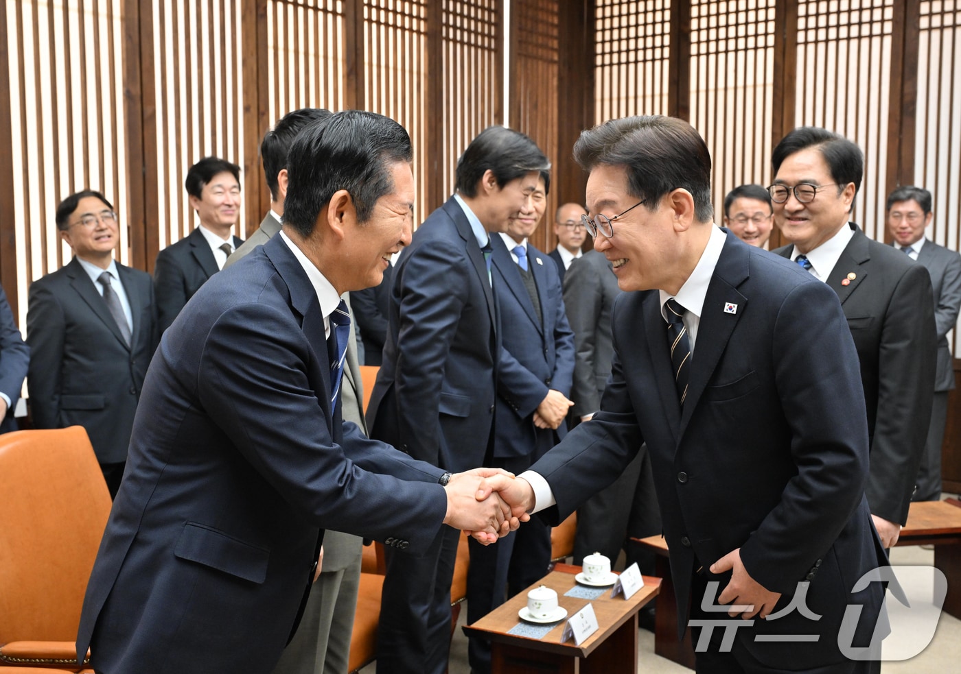 시정연설을 위해 국회를 방문한 이재명 대통령이 2일 서울 여의도 국회의장실에서 정청래 더불어민주당 대표와 악수를 하고 있다. 2026.4.2 ⓒ 뉴스1 이재명 기자