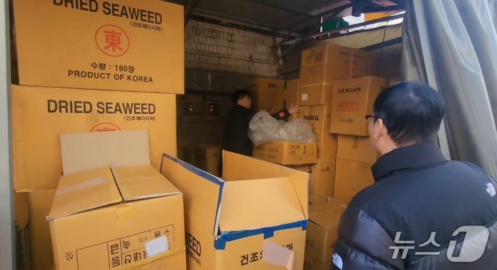 원산지 허위 표시업체를 조사 중인 완도해경의 모습.(완도해경 제공. 재판매 및 DB 금지)