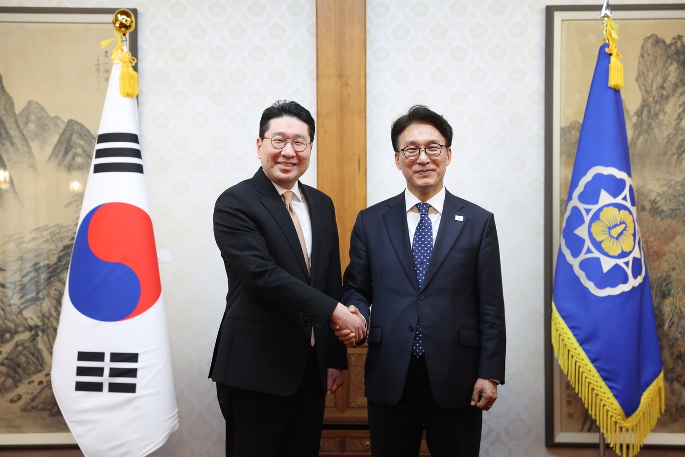 이상현 대한사이클연맹 회장(왼쪽)과 김민석 국무총리.(대한사이클연맹 제공)