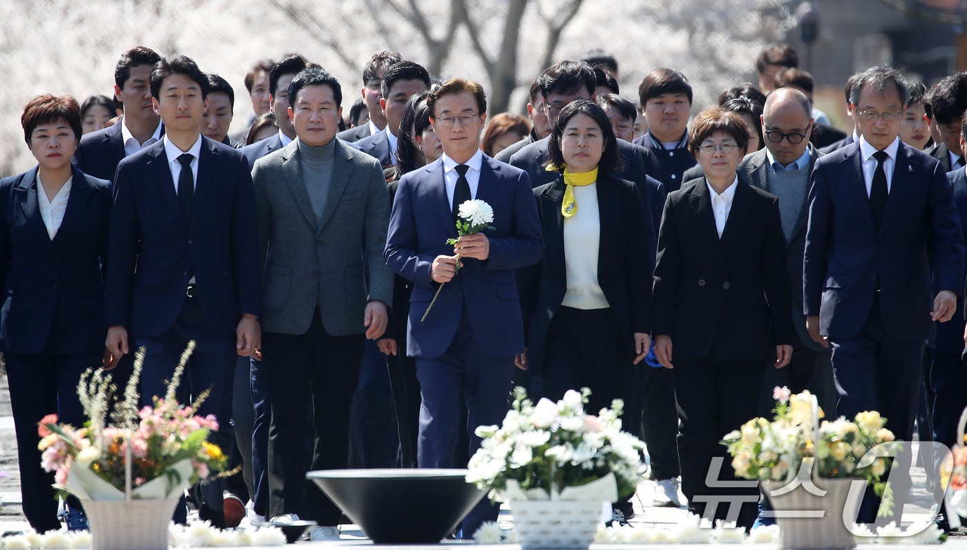 6·3 지방선거 부산시장 출마를 공식 선언한 전재수 더불어민주당 의원이 2일 오후 경남 김해 진영읍 봉하마을을 찾아 고 노무현 전 대통령 묘역을 참배하고 있다. 2026.4.2 ⓒ 뉴스1 윤일지 기자