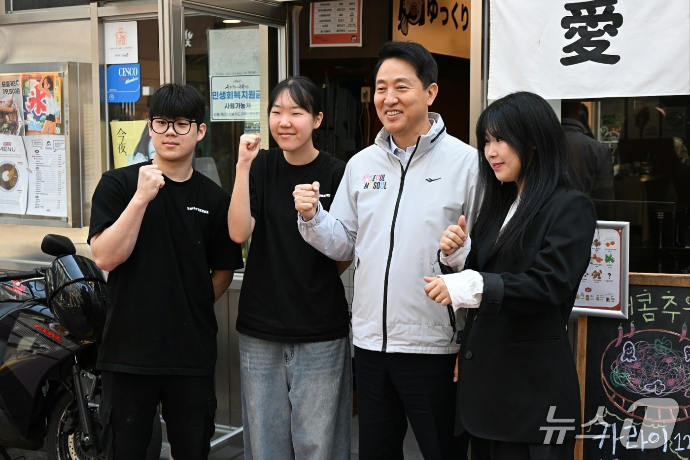 2일 쌍문역 인근 상점가, 일명 '쌍리단길'을 찾은 오세훈 서울시장이 한 음식점 직원들과 사진을 촬영하고 있다.(서울시 제공)