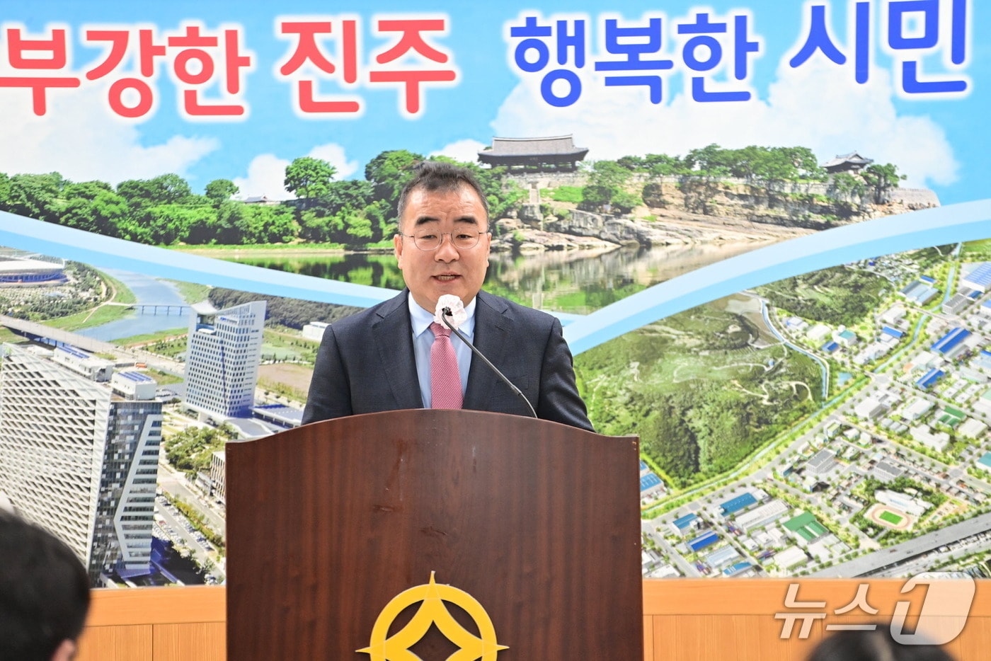 박일동 진주시 부시장이 2일 진주시청 브리핑룸에서 ‘인공지능 산업 육성 계획’에 대해 설명하고 있다. 2026.4.3/뉴스1 한송학기자