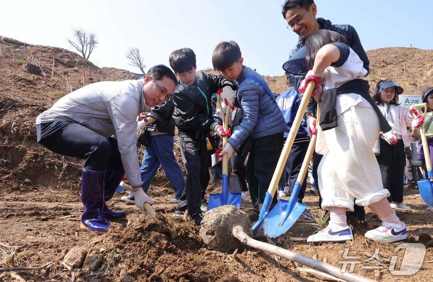 박희조 동구청장이 나무를 심고 있다.(동구 제공. 재판매 및 DB금지)/뉴스1