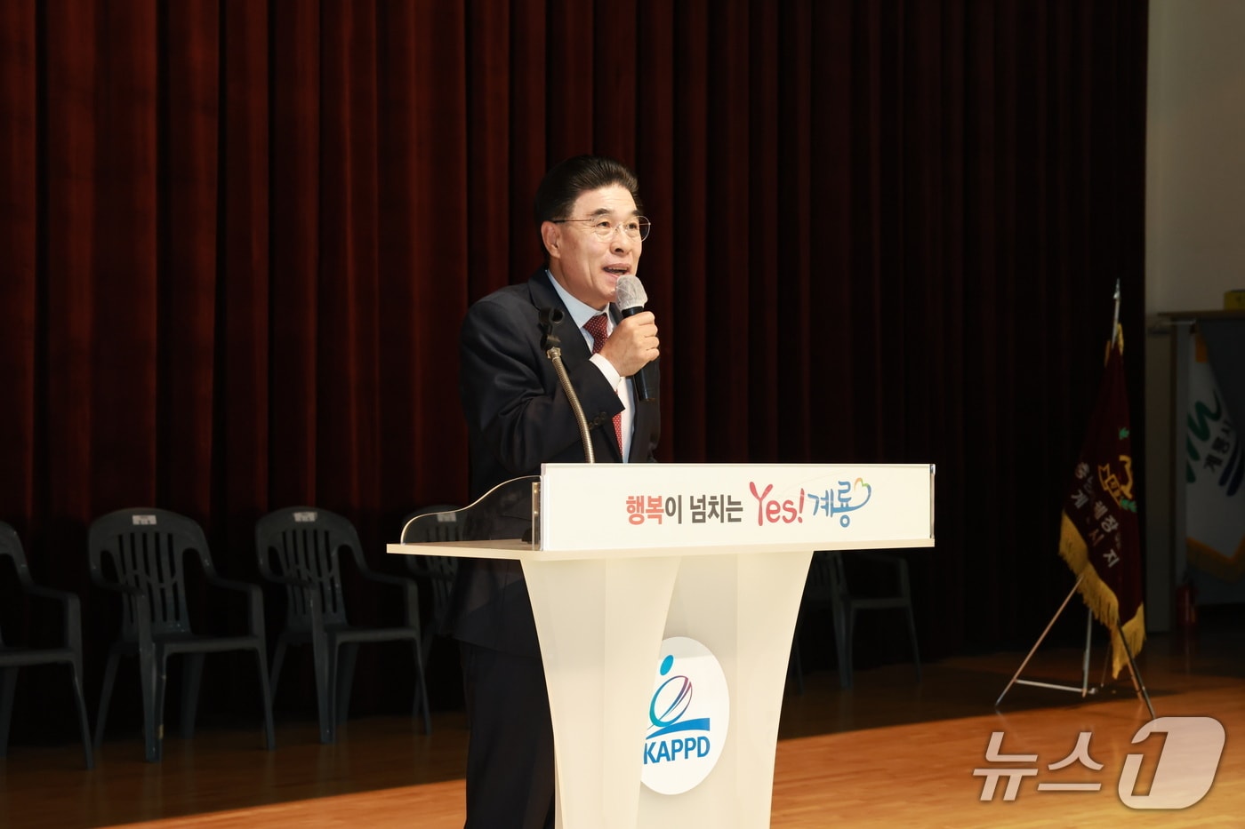 이응우 시장이 제46회 장애인의 날 기념행사에서 인사말을 하고 있다.(계룡시 제공.재판매 및 DB금지)/뉴스1