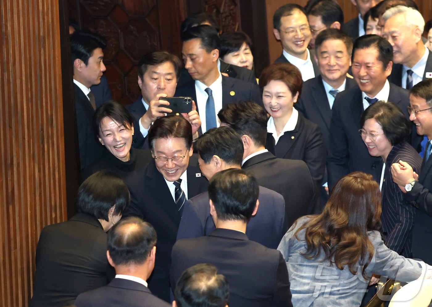 이재명 대통령이 2일 오후 서울 여의도 국회에서 열린 제433회 국회(임시회) 제4차 본회의에서 2026년도 제1차 추가경정예산안에 대한 시정연설 마친 뒤 의원들과 인사를 하고 있다. 2026.4.2 ⓒ 뉴스1 국회사진기자단