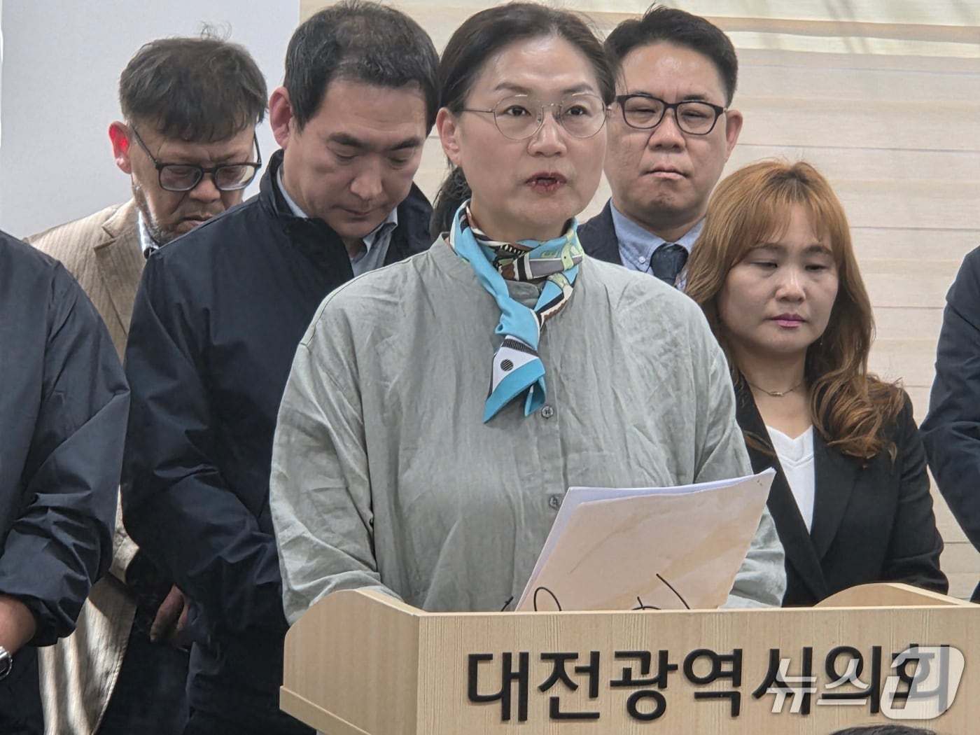 손은숙 사단법인 토닥토닥 사무국장이 2일 대전시의회에서 기자회견을 열고 대전공공어린이재활병원 아동방임 사태에 대한 진상조사를 촉구했다. ⓒ 뉴스1 김종서 기자