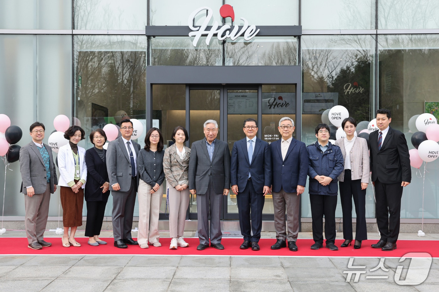 SCL그룹은 장애인 일자리 창출을 위해 운영 중인 카페 '호브(HOVE)' 용인 매장을 확장해 새롭게 문을 열었다고 2일 밝혔다.(SCL그룹 제공)