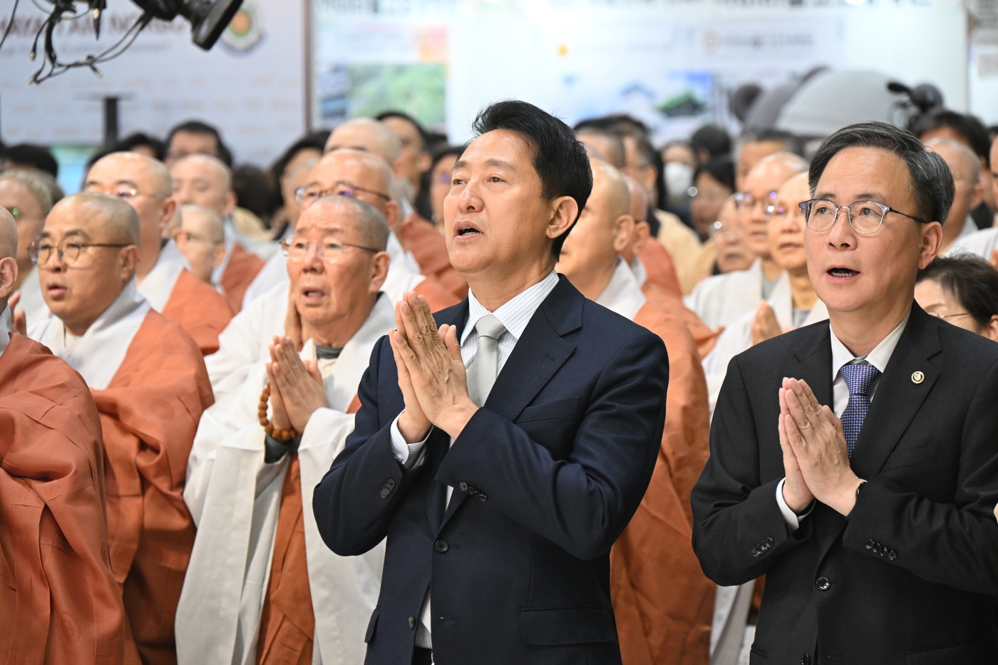 오세훈 서울시장을 비롯한 참석자들이 2일 강남구 코엑스에서 열린 '2026 서울국제불교박람회' 개막식에서 반야심경을 독경하고 있다.