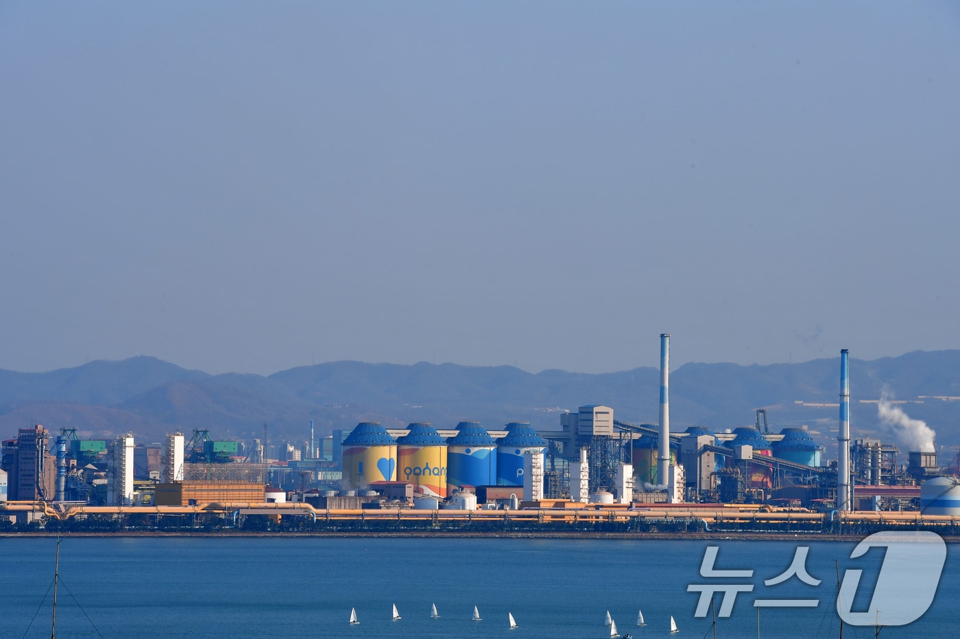 2일 오후 포스코 포항제철소 위로 푸른 봄 하늘이 펼쳐졌다. 2026.4.2 ⓒ 뉴스1 최창호 기자