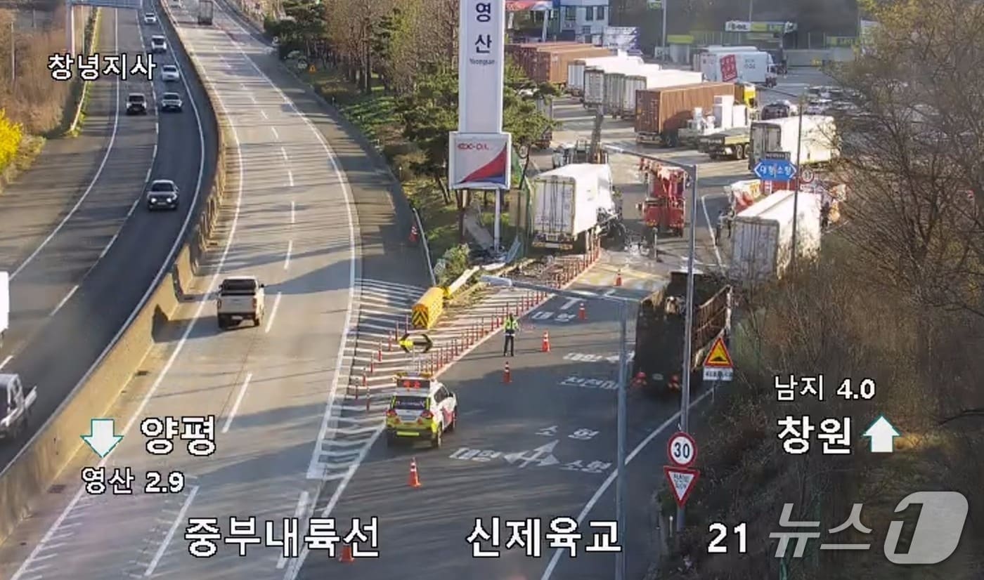 2일 오후 3시 7분쯤 창녕군 영산면 중부내륙고속도로 창원방향 영산휴게소 진입로에서 9.5톤 화물차가 휴게소 입간판 기둥을 충돌했다. 사진은 사고 현장 모습.(한국도로공사 로드플러스 CCTV 영상 갈무리.)
