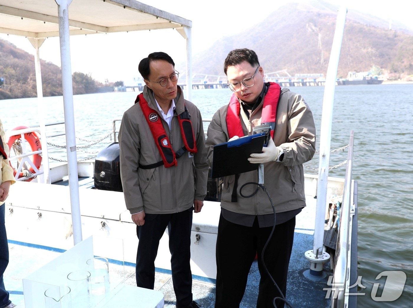 이승환 청장(왼쪽)이 2일 팔당호에서 조류 시료 채수 과정을 점검하고 있다.(한강청 제공)