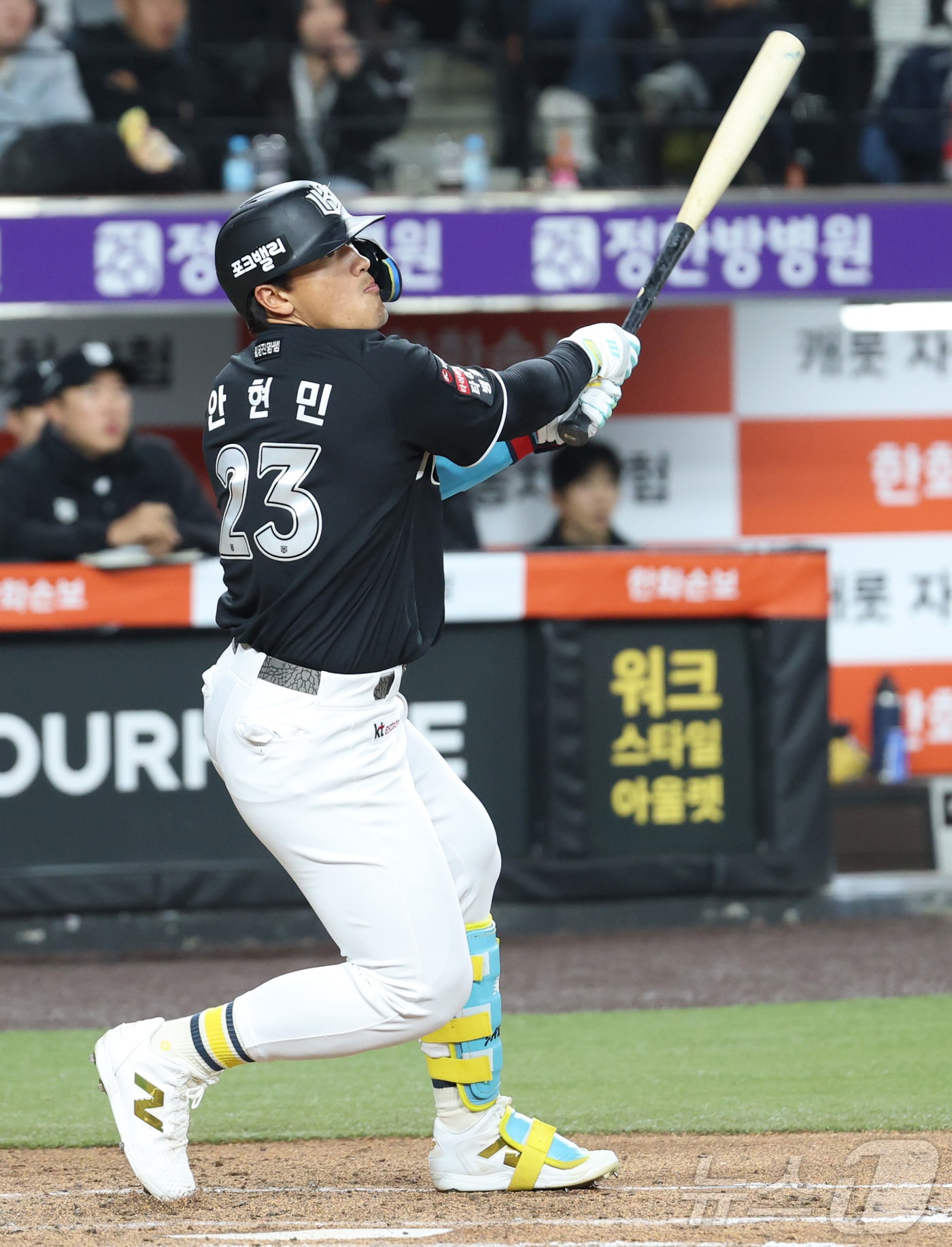 2일 대전 한화생명볼파크에서 열린 2026 신한 SOL KBO리그 KT 위즈와 한화 이글스의 경기 3회초 1사 1,3루 상황, KT 안현민이 1타점 안타를 치고 있다. 2026.4.2 ⓒ 뉴스1 김기남 기자