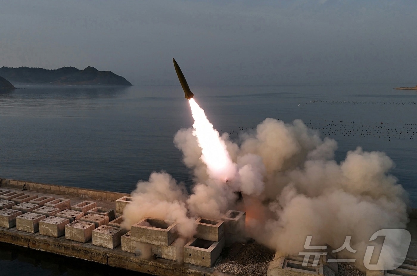 (평양 노동신문=뉴스1) = 북한의 탄도미사일 발사 장면. [국내에서만 사용가능. 재배포 금지. DB 금지. For Use Only in the Republic of Korea. Redistribution Prohibited] rodongphoto@news1.kr