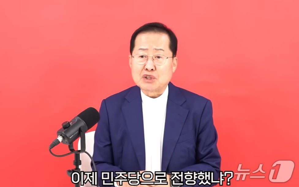  홍준효 전 대구시장이 지난 18일 유튜브 채널 '홍카콜라'에서 지난 17일 이재명 대통령과 오찬 때 빨강 넥타이를 매면 '무당적인데 왜 빨간색', 파랑 넥타이를 하면 '민주당으로 전향했냐'는 말이 나올까 봐 넥타이를 매지 않고 갔다는 말을 하고 있다. (유튜브 갈무리) ⓒ 뉴스1