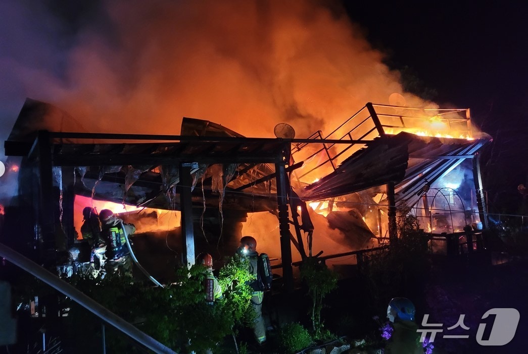 20일 오전 1시 15분쯤 경북 포항시 북구 신광면의 단독주택에서 불이 나 소방대원들이 불을 끄고 있다.(경북소방본부 제공. 재판매 및 DB 금지)2026.4.20/뉴스1