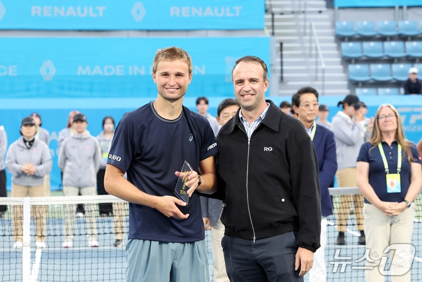 니콜라 파리 르노코리아 사장(오른쪽)이 19일 부산시 금정체육공원 스포원 테니스장에서 열린 '르노 부산오픈 테니스대회 2026' 시상식에서 단식 우승자인 레안드로 리에디 선수에게 시상하고 있다(르노코리아 제공). 2026.4.20.