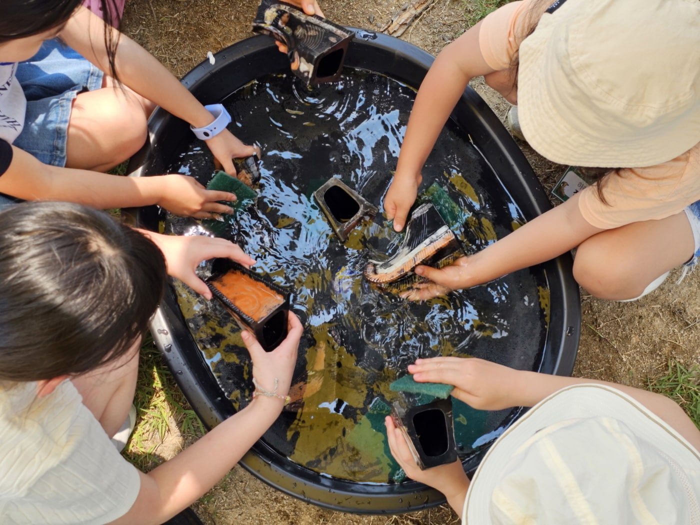 부여 정암리 와요지 관광 프로그램 운영 모습.(군 제공. 재판매 및 DB금지)/뉴스1